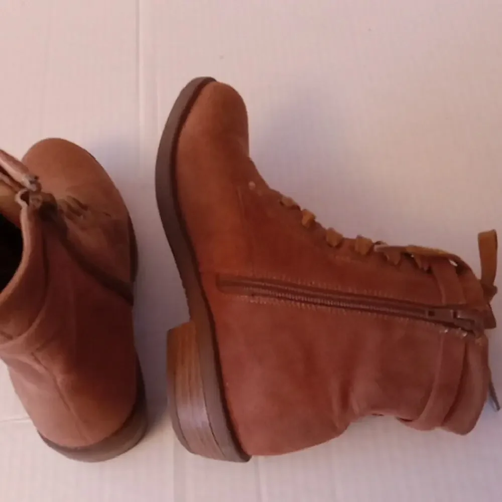 Girl's Size 2 Stylish Tan Lace-Up Boots